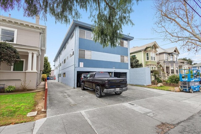 Building Photo - 2208 San Antonio Ave