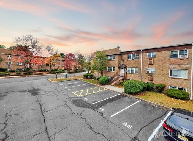 Foto del edificio - 14 College Dr