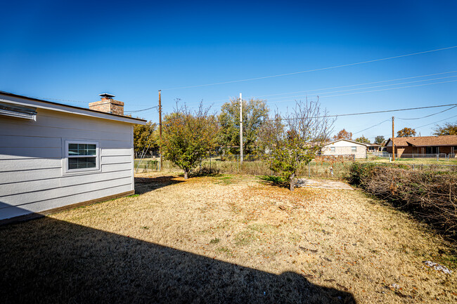 Building Photo - 120 NE Cimarron Trail