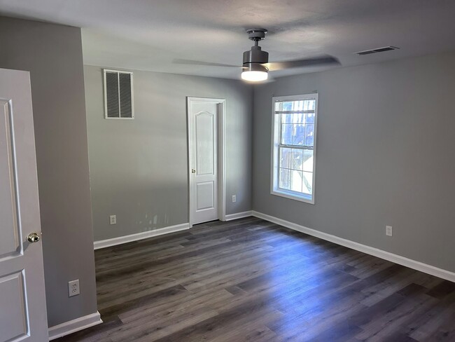 Building Photo - 5428 Peachtree Landing Dr