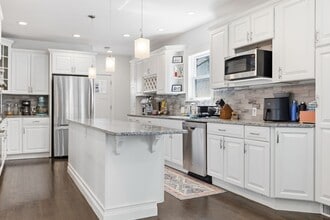 Building Photo - 67 Everett St