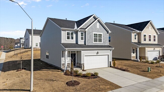 Foto del edificio - Beautiful 2-Story 4 Bedroom, 3 Bath Home in Angier — Just 30 Minutes from Downtown Raleigh