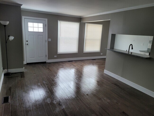 Foto del edificio - 362 Farmingdale Cir