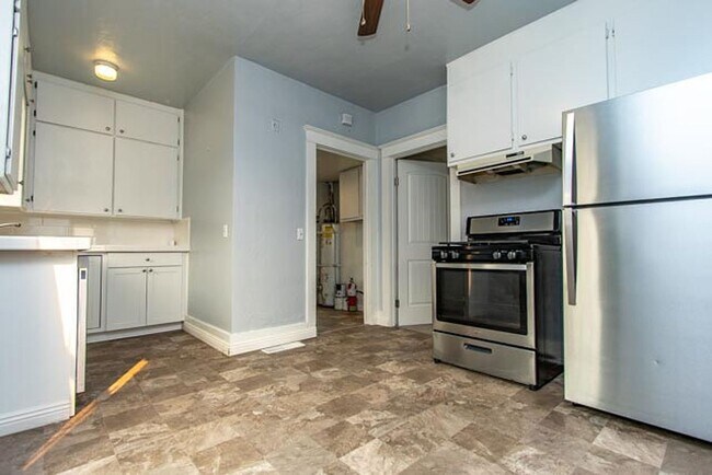 Building Photo - 453 S Center St