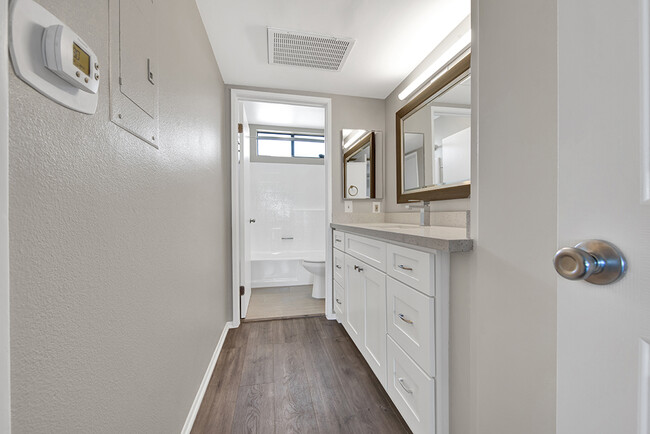 Foto del edificio - 15928 Vanowen St