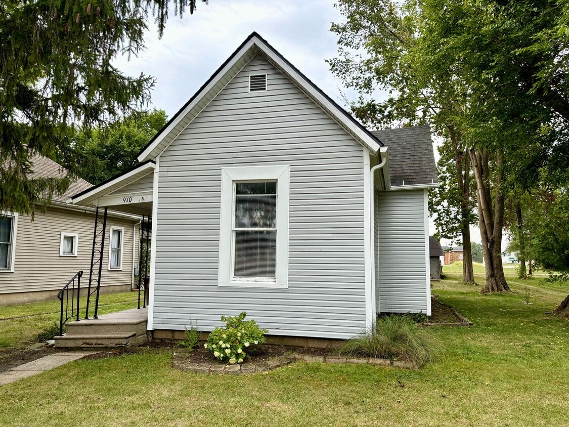 Primary Photo - Check Out This 2-Bed/1.5-Bath House in Blu...