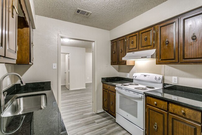 Foto del edificio - SPRING MOVE IN SPECIAL - HALF OFF FIRST MONTH