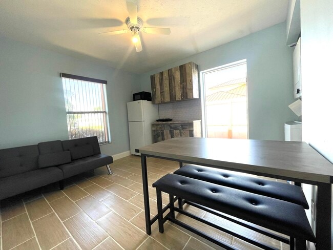 Foto del edificio - 5753 SE Mercedes Ave