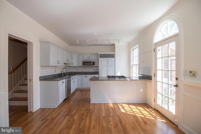 Building Photo - 42 Governors Ln