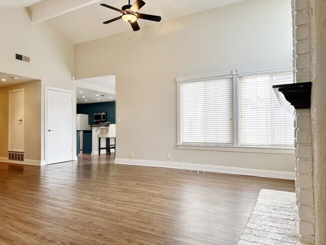 Foto del edificio - Spacious Single-Level Attached Home w/ Yard