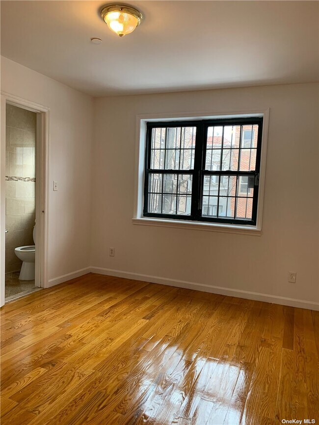 Foto del edificio - 103-2-103-42 42nd Ave