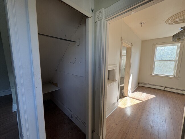 Photo du bâtiment - 184 Duke St W