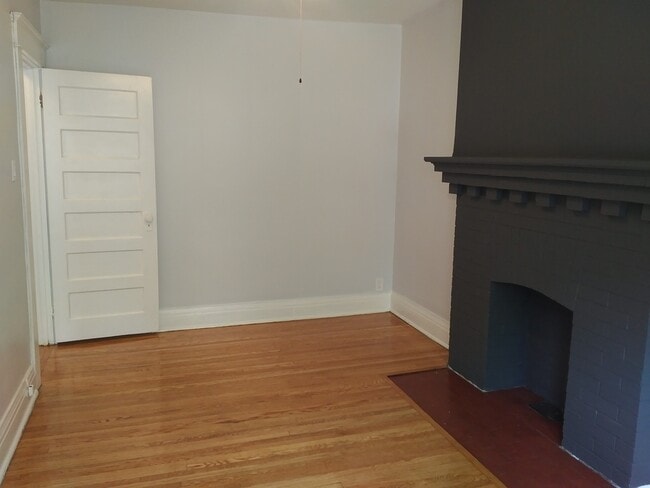 Photo du bâtiment - Stunning, huge, sun soaked two story loft apt in Hillcrest / Wychwood ((Dupont & Christie))