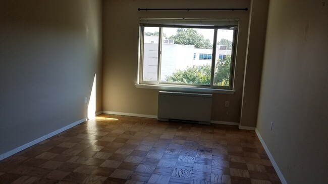 Large bedroom - 2755 Ordway St NW