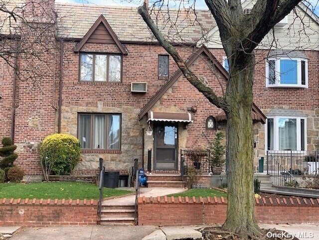 Primary Photo - 62-25 Alderton St