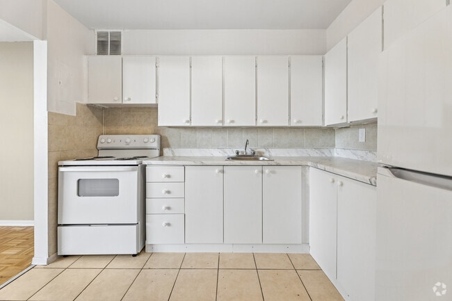 1BR, 1BA - 640SF - Kitchen - Weston Towers II