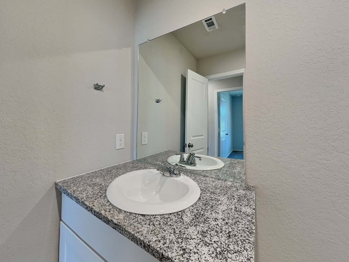 Building Photo - 3342 Kornberg Dr