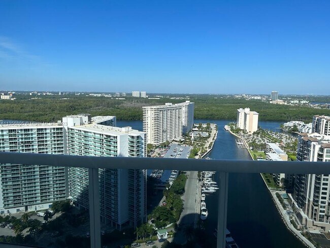 Foto del edificio - 15811 Collins Ave