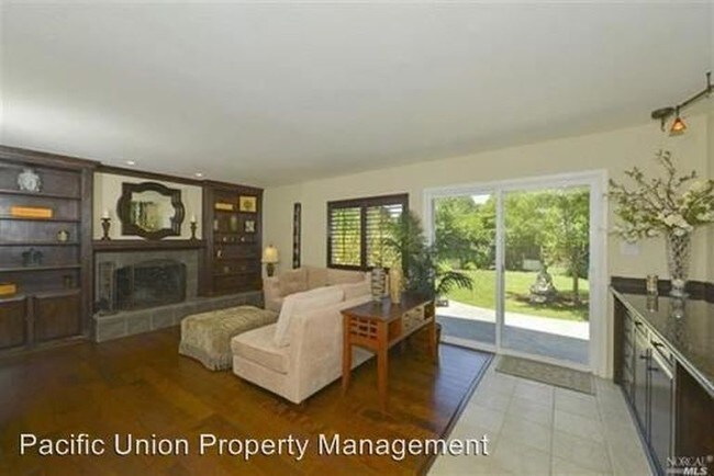 Foto del edificio - 1011 Round Hill Cir