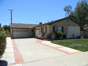 Building Photo - 1404 E Sycamore Ave