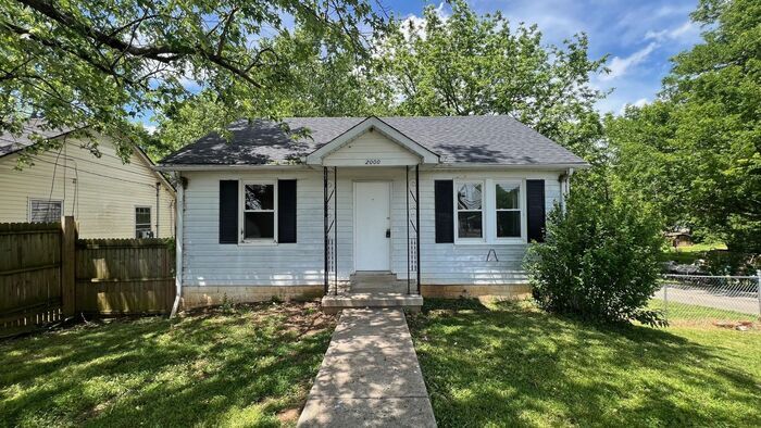 Foto principal - 2 Bed/1 Bath Home in Columbia w/Fence!