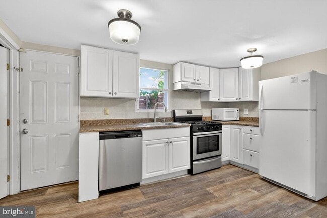 Building Photo - 2532 Collins St