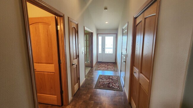 Foto del edificio - 1329 Pinecrest Ln