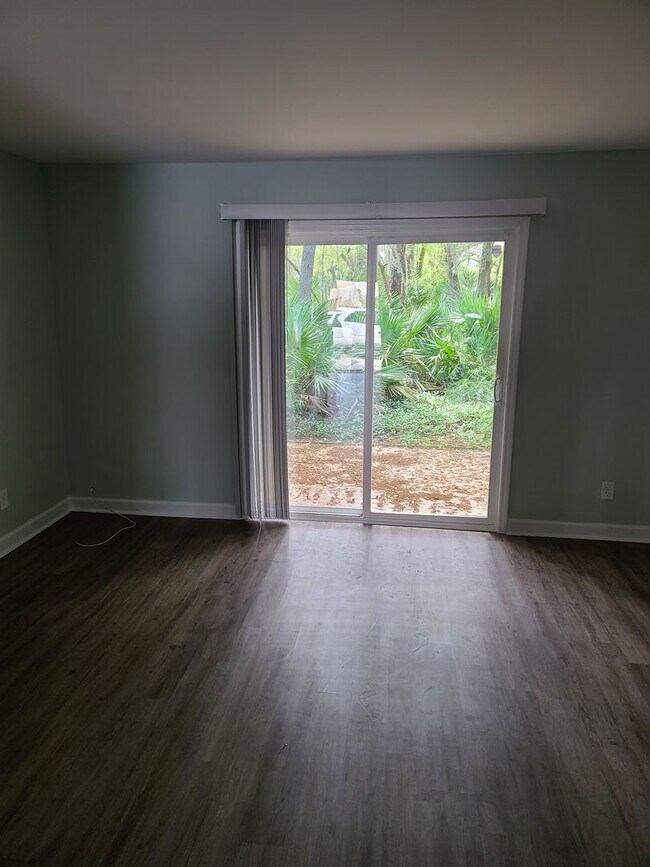 Building Photo - Move in ready