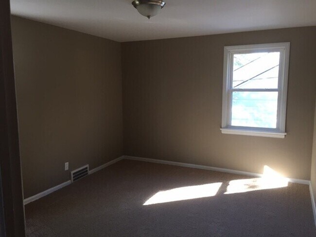 Building Photo - 1388 Villa Dr