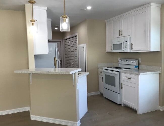 Kitchen - 2029 Southridge Ave
