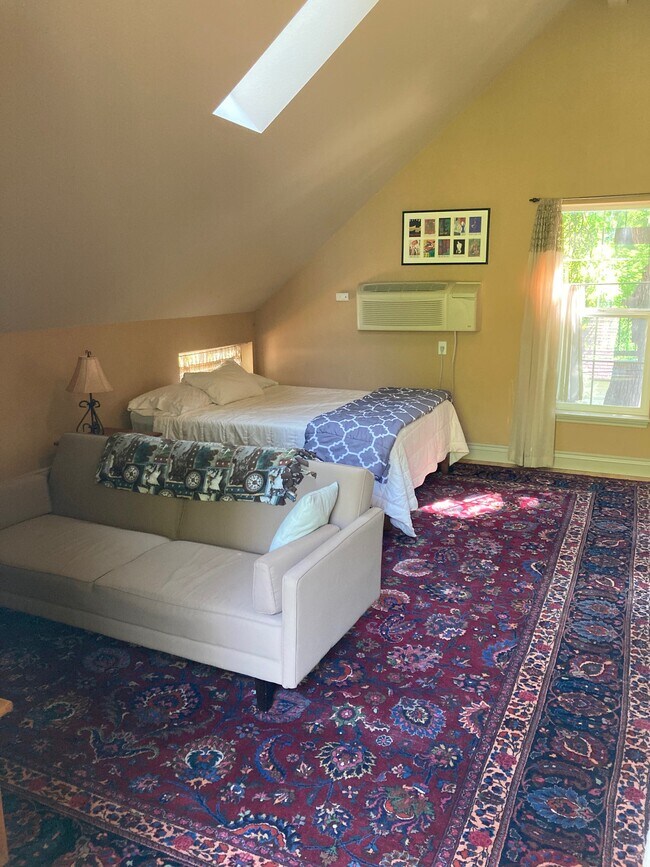 Sofá y cama - 1625 W Hays St