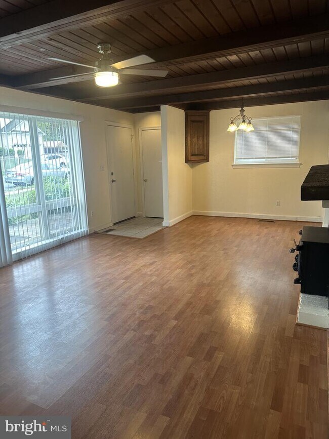 Foto del edificio - 11000 Park Rd