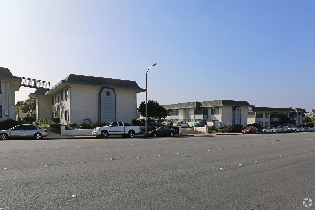 Building Photo - Broadway Apartments