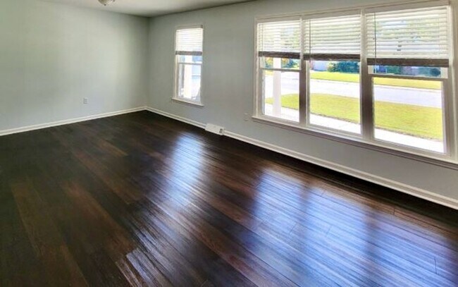 Foto del edificio - Fully Updated Home with Modern Features, E...