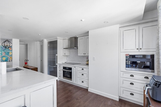 Building Photo - 909 Burrard St