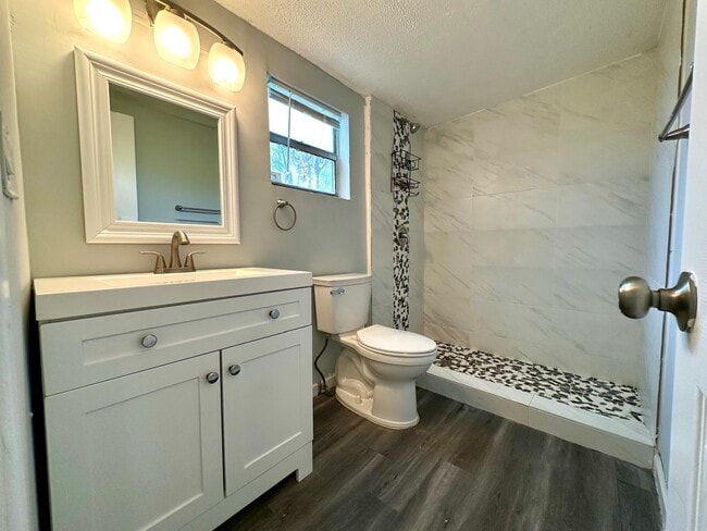 Building Photo - 920 Selkirk St