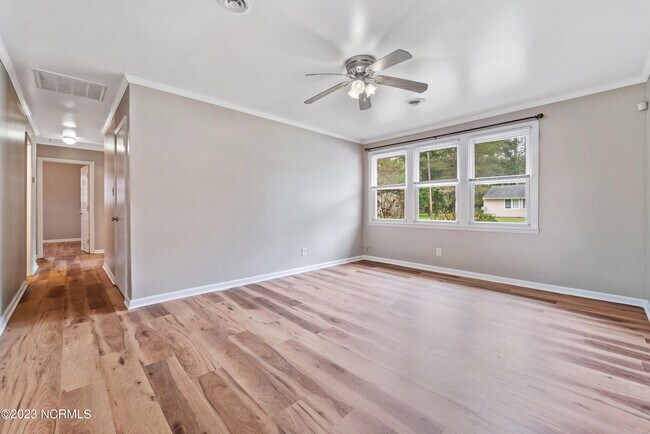 Building Photo - 529 Henderson Dr