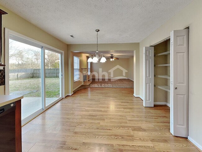 Building Photo - 4529 Hawthorn Dr