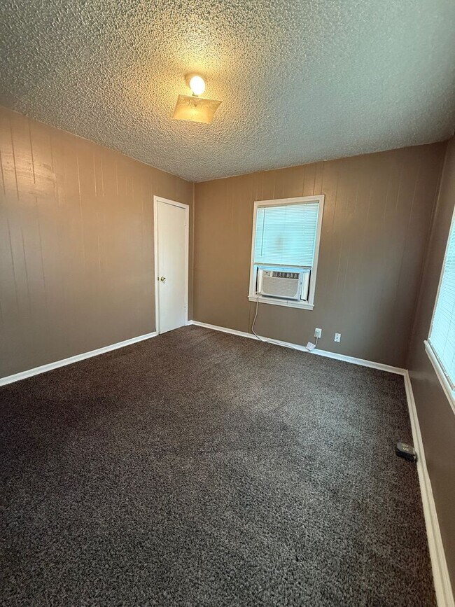 Building Photo - Charming 2-Bed End Unit in Quiet Quadplex-...