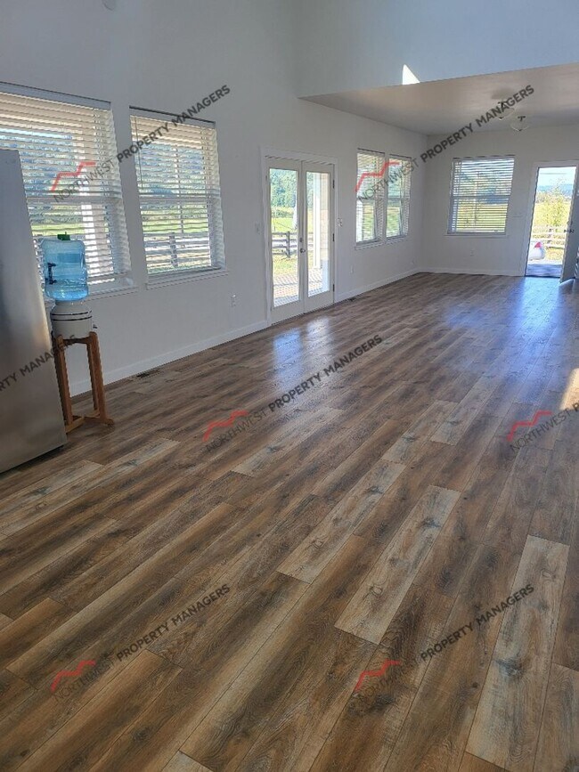 Foto del edificio - STATUS: ** HOLD **  | R210C | $2295