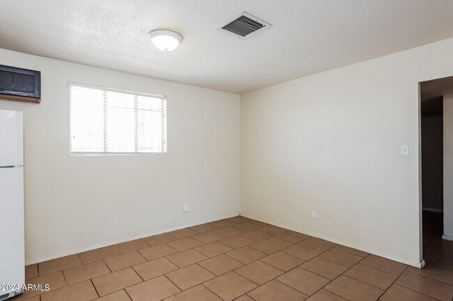Building Photo - 5614 W Hazelwood St