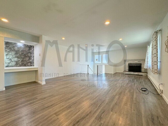 Building Photo - Charming 2 Bedroom Duplex