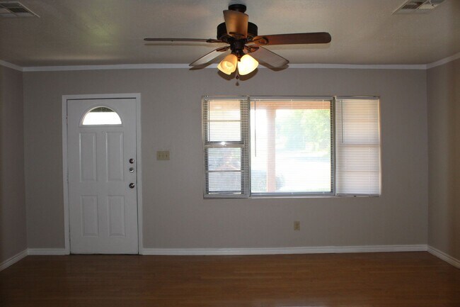 Foto del edificio - 3 BEDROOM, EASY COMMUTE