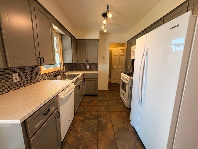 Building Photo - Adorable Hudsonville Ranch!