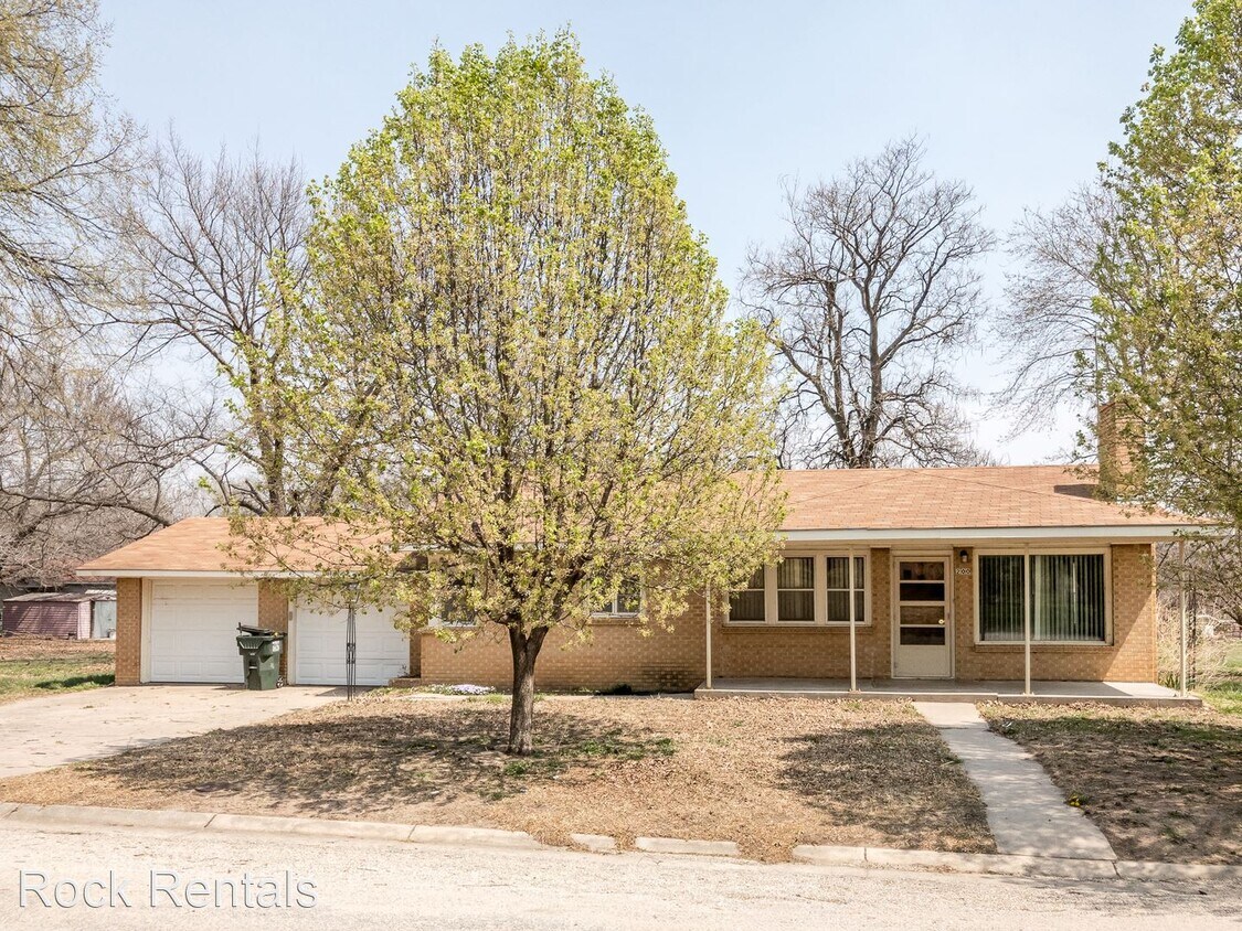 Foto principal - 2 br, 1 bath House - 200 S Mill St.