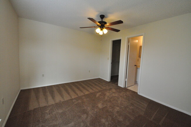 Foto del edificio - Gated - Landings of Tampa - 2nd Floor Unit...