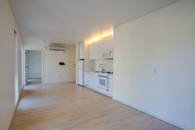 Building Photo - Modern 2-Bedroom w/Washer & Dryer Ready Late March!