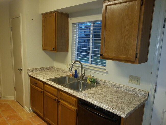 Cocina con fregadero - 13705 cambourne dr
