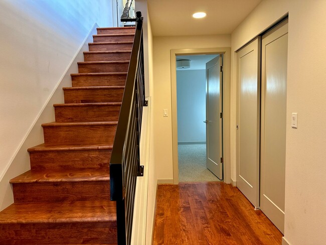 Building Photo - Luxury Green Lake Townhouse