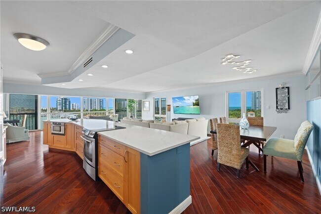 Building Photo - 250 Park Shore Dr
